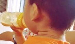 吃奶摸下视频,吃奶摸下视频萌化瞬间